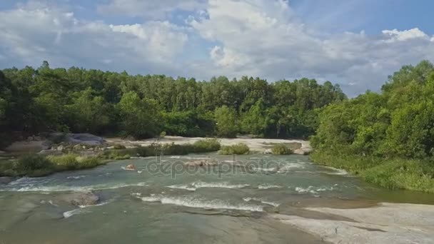 Voda řeky s peřejemi cascade — Stock video