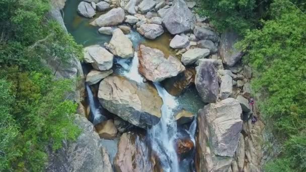 Río de montaña con cascadas espumosas — Vídeo de stock