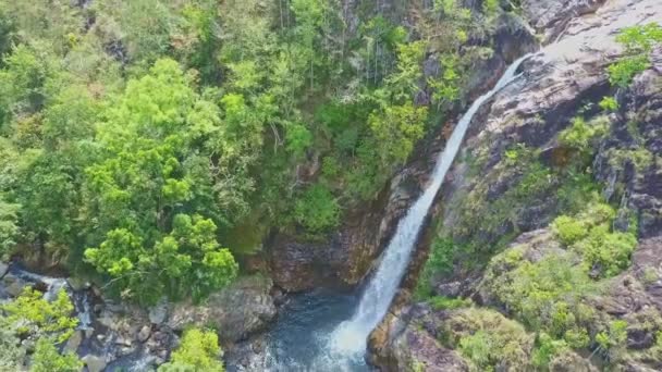 在热带高原丛林 Tagu 瀑布 — 图库视频影像