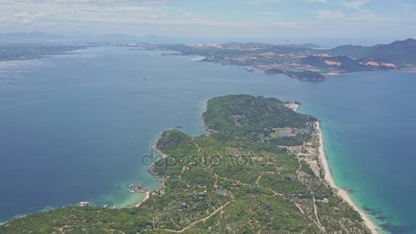 Penisola collinare con villaggio di pescatori contro mare — Video Stock