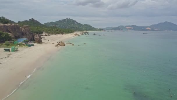 Playa de arena bañada por el océano — Vídeos de Stock