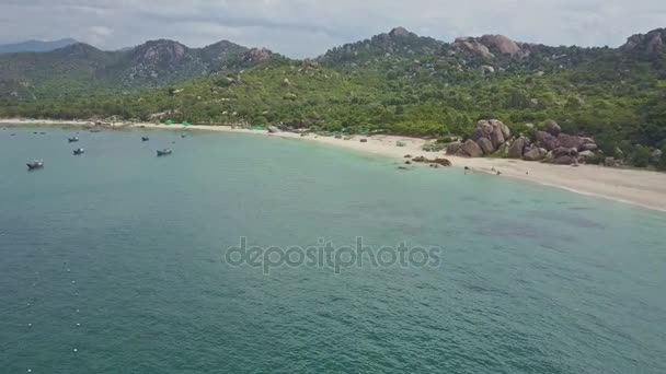 Pobřeží a písečné pláže proti oceán — Stock video