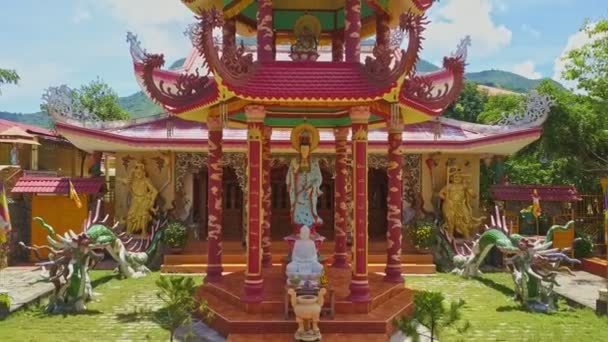 Oude boeddhistische tempel pagode in Bergen — Stockvideo