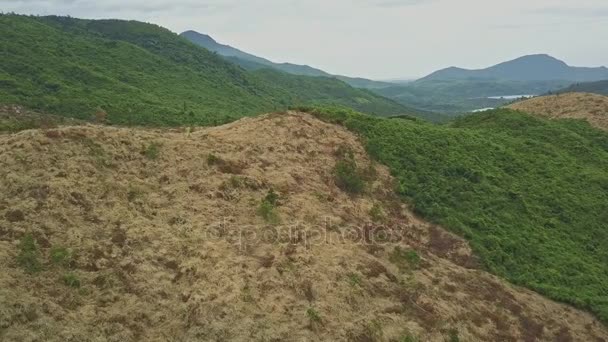 Terreno utilizado para fins agrícolas contra a paisagem montanhosa — Vídeo de Stock