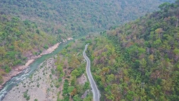 Río de piedra en la selva tropical montañosa — Vídeo de stock