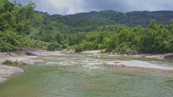 Горная речная вода с каскадом порогов — стоковое видео