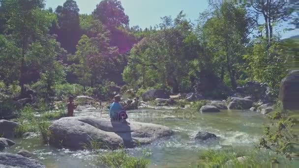 Мужчины рыбачат в горной реке — стоковое видео