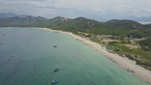 Costa y playa de arena contra el océano — Vídeos de Stock