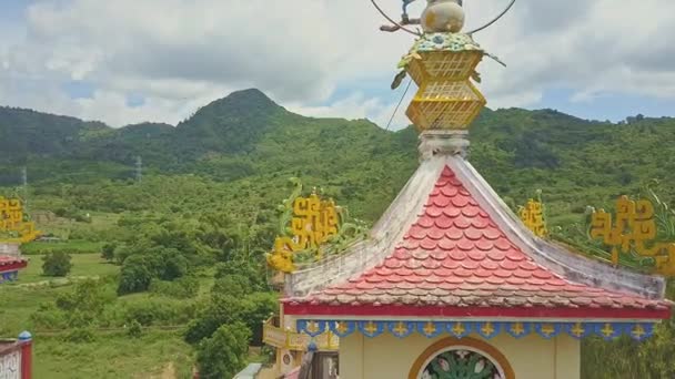 Храм каодаизма, оформленный в восточном стиле — стоковое видео