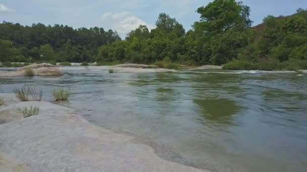 Dağ nehir suyu ile rapids cascade — Stok video