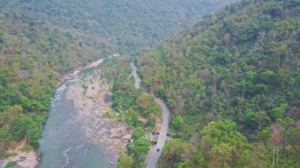 Río de piedra en la selva tropical montañosa — Vídeo de stock