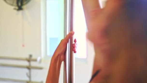 Fille dansant un pole dance — Video