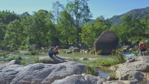 Люди риболовля в гірській річці — стокове відео