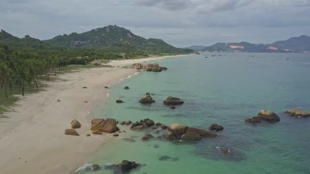 plage de sable baignée par l'océan  