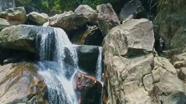 Wasserfallkaskaden zwischen riesigen Felsen — Stockvideo