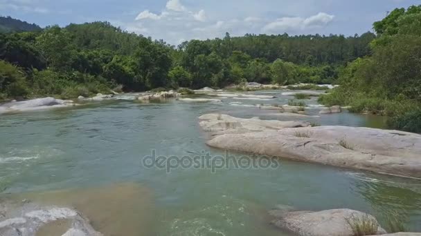 Berg rivierwater met stroomversnellingen cascade — Stockvideo