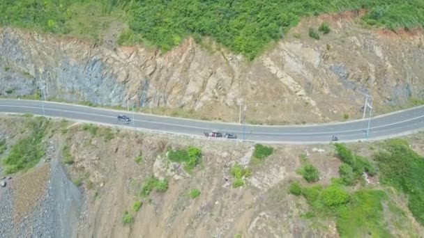 가파른 바위 해안 산 고속도로 — 비디오