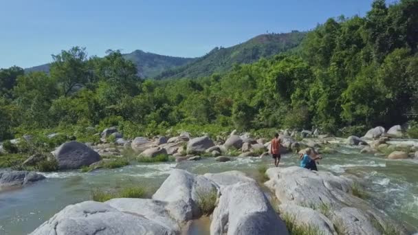 산 강에 돌 낚시에 남자 — 비디오