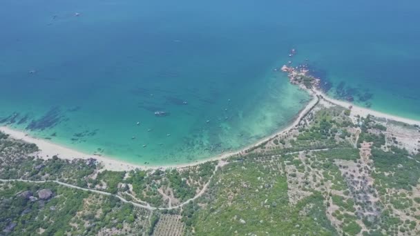 Côte baignée par un océan turquoise transparent — Video