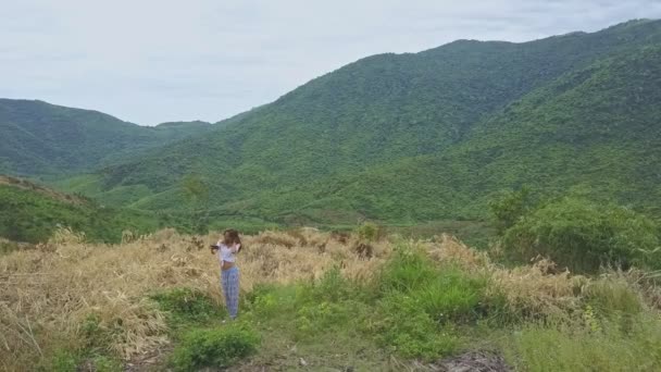 Chica haciendo selfie contra los arbustos y la selva — Vídeos de Stock