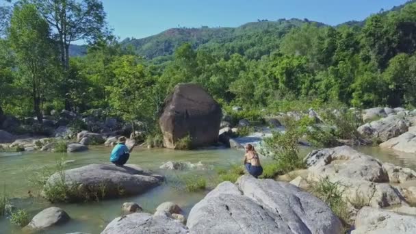男川での釣りのように見える女の子 — ストック動画