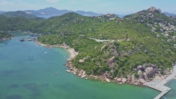 Heuvelachtig schiereiland met stenen tegen Oceaan — Stockvideo