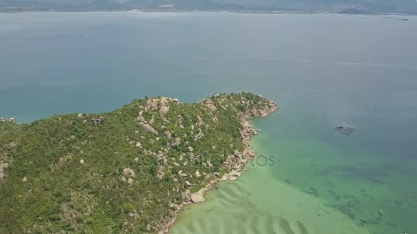 与被海洋冲刷的岩石海岸的半岛 — 图库视频影像