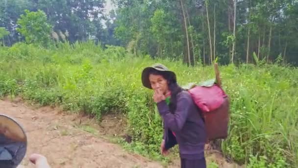 Mujer caminar en arcilla camino bajo la lluvia — Vídeos de Stock