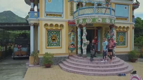 Священный храм украшен настенными росписями — стоковое видео