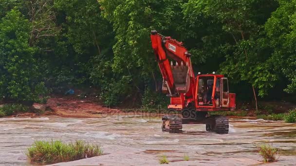 Excavatrice se déplaçant le long de la rivière avec des rapides — Video