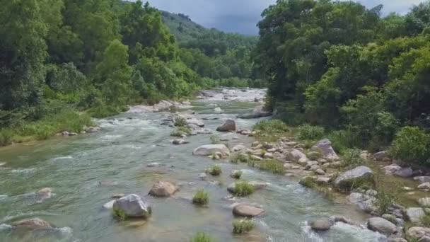 Água do rio de montanha com cascata de corredeiras — Vídeo de Stock