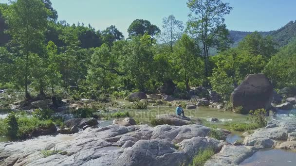 Hombre pescando en el río de montaña — Vídeos de Stock