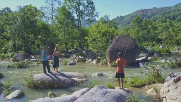 Люди рыбачат в горной реке — стоковое видео