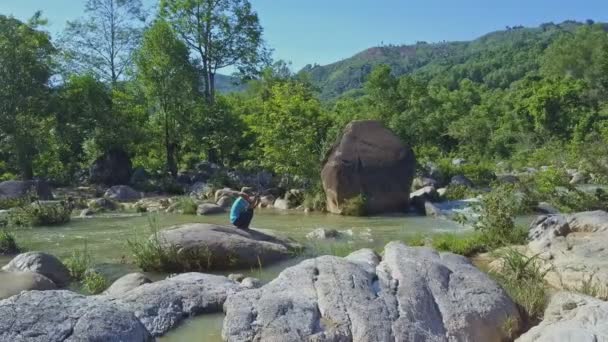 Chica buscando como hombre pesca en río — Vídeos de Stock