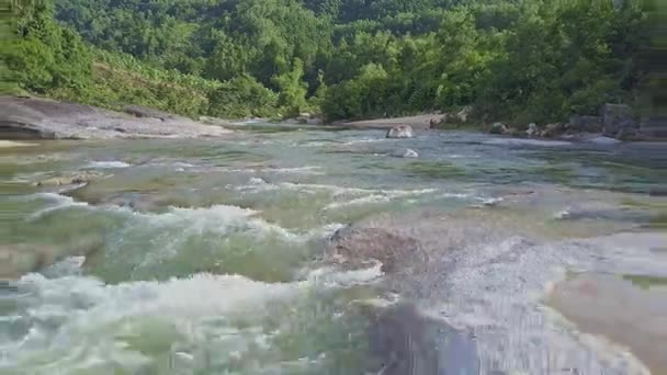 Горная речная вода с каскадом порогов — стоковое видео