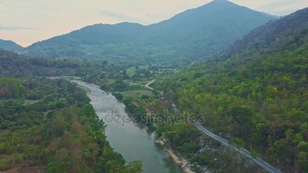 Río de piedra en la selva tropical montañosa — Vídeo de stock