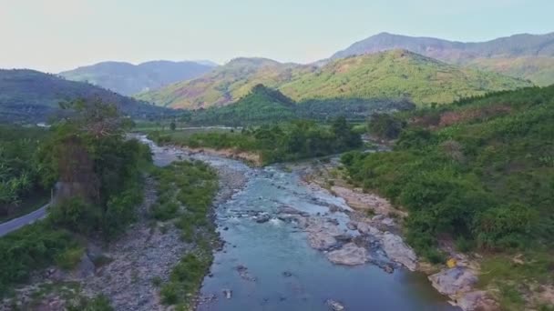 Río de piedra en la selva tropical montañosa — Vídeos de Stock