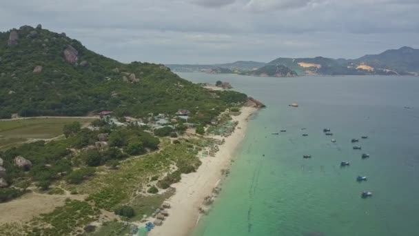 바다에 대 한 해안과 모래 해변 — 비디오