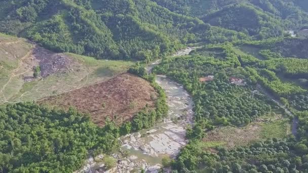 Paesaggio montuoso con lungo fiume di montagna — Video Stock