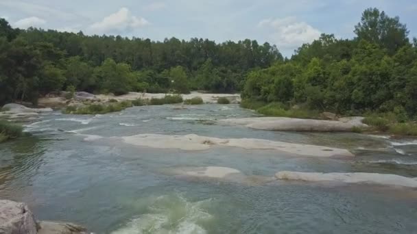 Acqua di fiume di montagna con cascata di rapide — Video Stock