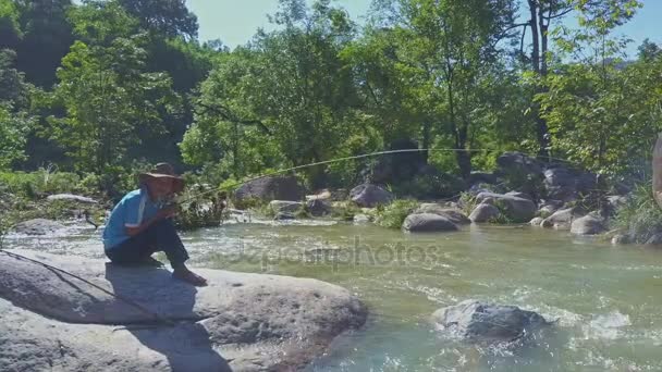 Man fishing in mountain river — Stock Video