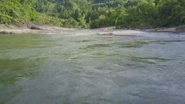Горная речная вода с каскадом порогов — стоковое видео