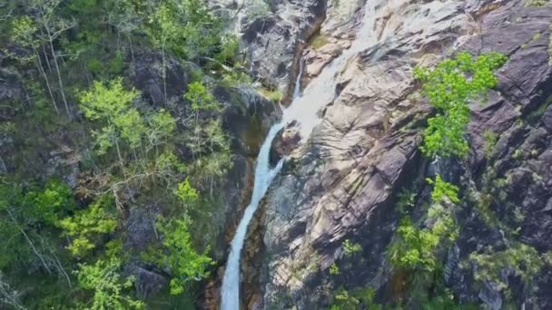 Водопад Тагу в тропических высокогорных джунглях — стоковое видео