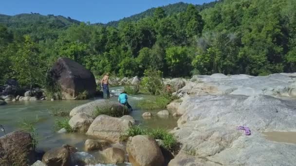 Gente pescando en el río de montaña — Vídeo de stock