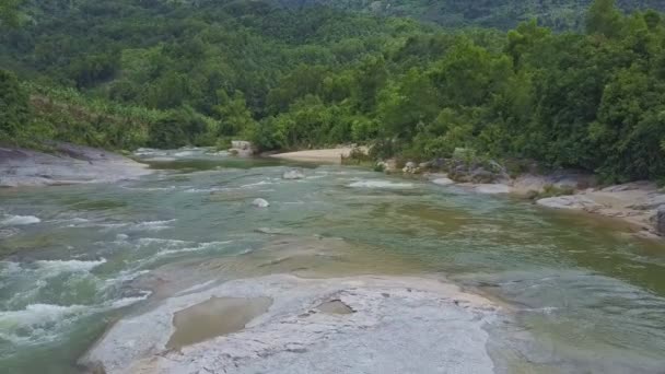 Agua del río de montaña con rápidos cascada — Vídeos de Stock