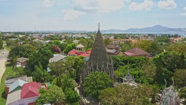 Alter buddhistischer Tempel in vietnamesischer Stadt — Stockvideo