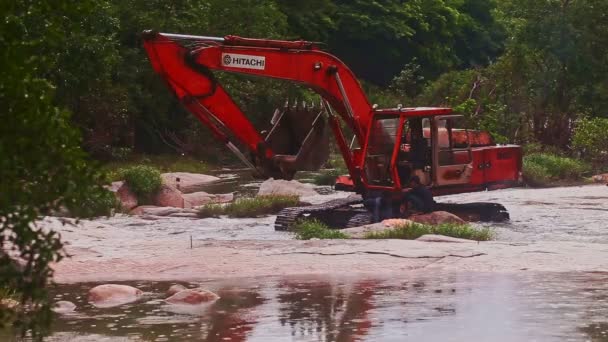 Excavatrice se déplaçant le long de la rivière avec des rapides — Video