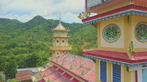 Templo de caodaísmo decorado en estilo oriental — Vídeo de stock