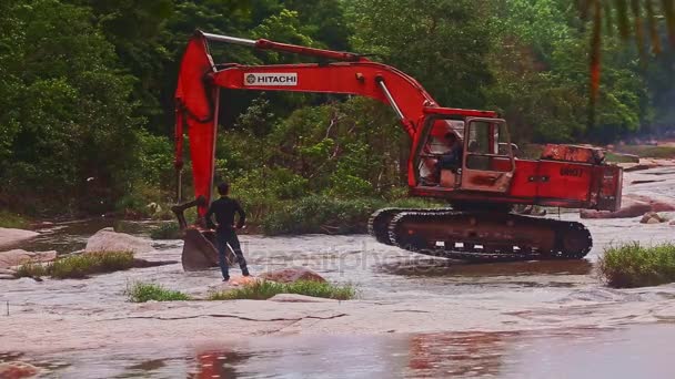 Excavatrice se déplaçant le long de la rivière avec des rapides — Video