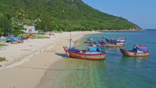 Playa del océano con pescador en barco — Vídeo de stock
